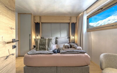 Accommodation:&nbsp;The Peak 751.11