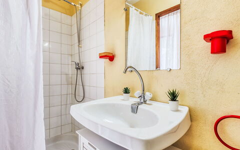 Les Sylvaines: Tap, Mirror, Plumbing Fixture, Property, Plant, Sink, Bathroom, Bathroom Sink, Building