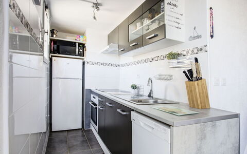 Le Barcarès 330: Cabinetry, Property, Tap, Sink, Countertop, Kitchen Sink, Kitchen, Building, Home Appliance, Interior Design