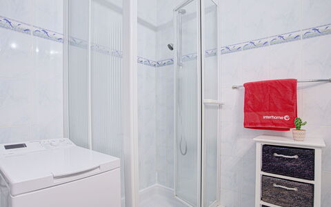 Ibis: Plumbing Fixture, Rectangle, Floor, Material Property, Automotive Design, Gas, Bathroom, Glass, Shower