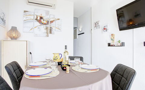 Ibis: Table, Furniture, Property, Building, Tablecloth, Interior Design, Picture Frame, Bottle, Decoration