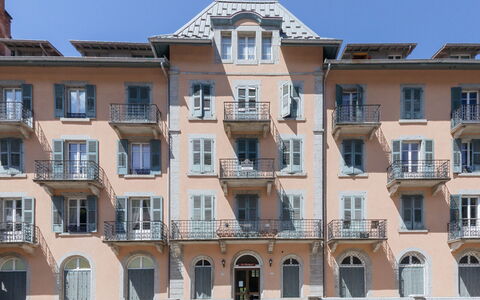 La Résidence: Window, Property, Building, Sky, Urban Design, Neighbourhood, Residential Area, Real Estate, Facade, City
