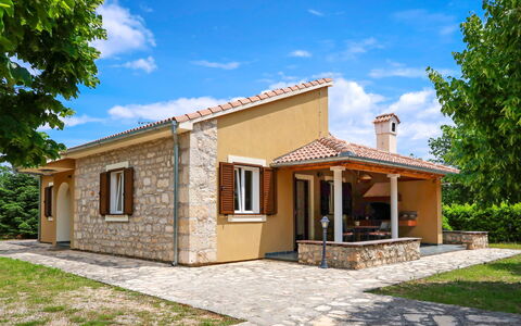 Ana: Building, Window, House, Home, Door, Residential Area, Roof, Facade, Cottage, Architecture