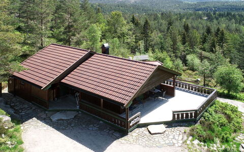 Skafjellstoga: Plant, Building, Natural Landscape, Tree, Land Lot, Wood, House, Biome, Cottage, Sky