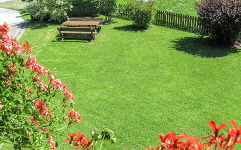 Radstadt 200: Lawn, Garden, Grass, Yard, Natural Landscape, Flower, Plant, Landscaping, Landscape, Backyard