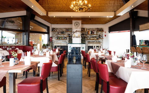 Gerolstein 200: Table, Furniture, Chair, Lighting, Interior Design, Hall, Building, Decoration, Event, Ceiling