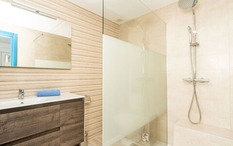 Jávea 179: Mirror, Shower Head, Plumbing Fixture, Property, Bathroom, Shower, Tap, Interior Design, Wood