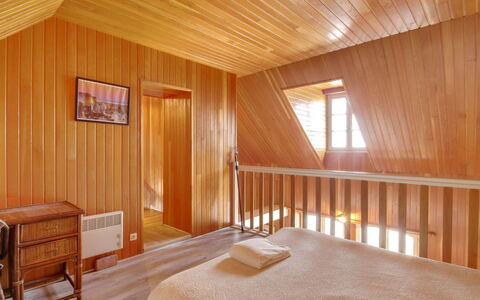 Océan: Building, Furniture, Property, Window, Comfort, Wood, House, Interior Design, Wood Stain, Flooring