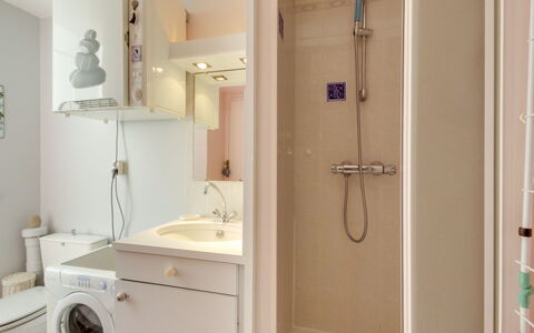 Océan: Mirror, Plumbing Fixture, Tap, Sink, Bathroom Cabinet, Property, Bathroom Sink, Bathroom, Laundry Room