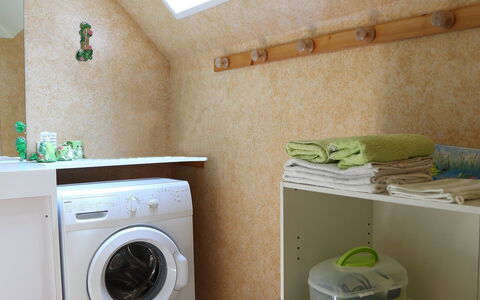 Les Marmottes: Washing Machine, Laundry Room, Laundry, Room, Major Appliance, Clothes Dryer, Property, Home Appliance, Floor, House