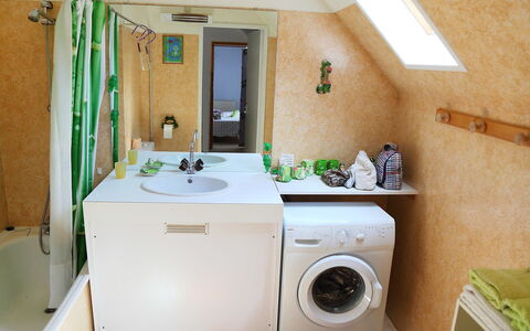 Les Marmottes: Room, Property, Laundry Room, Major Appliance, Sink, Bathroom, Washing Machine, Laundry, Interior Design, Clothes Dryer