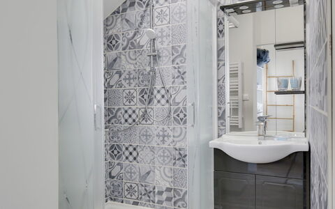 Terre et Mer: Mirror, Tap, Plumbing Fixture, Sink, Bathroom Sink, Bathroom, Interior Design, Wood, Rectangle, Floor