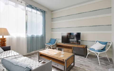 Terre et Mer: Furniture, Table, Couch, Window, Wood, Comfort, Interior Design, Lamp, Living Room, Floor