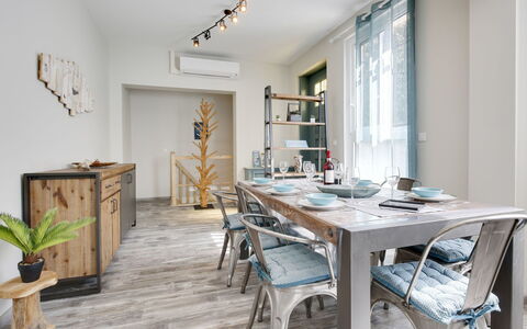 Terre et Mer: Table, Furniture, Property, Plant, White, Chair, Wood, Houseplant, Interior Design, Lighting