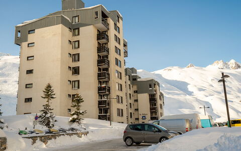 Tignes 336: Sky, Building, Car, Wheel, Window, Snow, Vehicle, Street Light, Neighbourhood