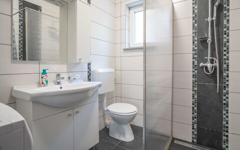 Crikvenica Jadranovo 166: Mirror, Sink, Property, Plumbing Fixture, Tap, Bathroom Sink, Bathroom, Purple, Interior Design