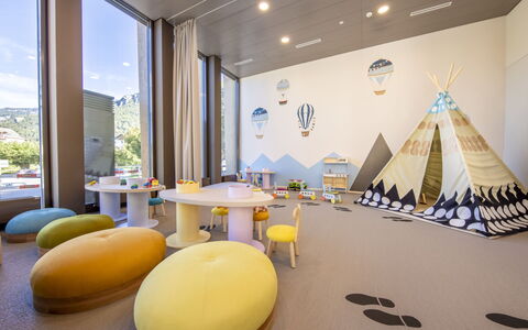 Meiringen 9000: Interior Design, Ceiling, Flooring, Floor, Lighting, Room, Furniture, Living Room, Design, Carpet