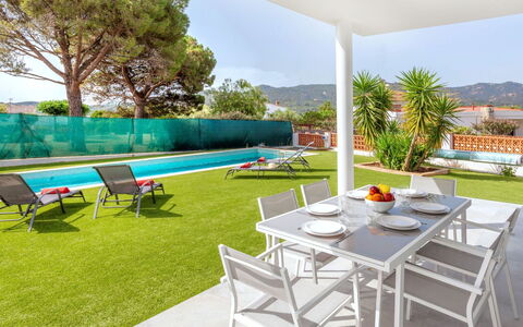 Almendro: Property, House, Building, Real Estate, Furniture, Interior Design, Grass, Home, Table, Room