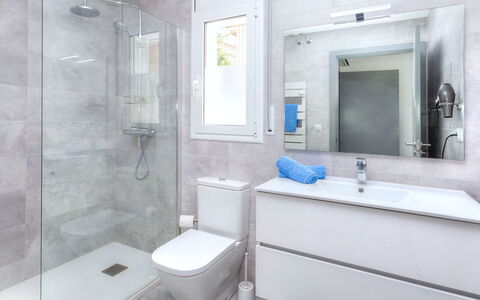 Almendro: Bathroom, Property, Room, Interior Design, Tap, Wall, Bathroom Accessory, Real Estate, Plumbing Fixture, Bathtub