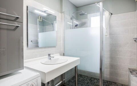 Tassigny: Mirror, Sink, Tap, Plumbing Fixture, Building, Property, Bathroom Sink, Bathroom, Rectangle