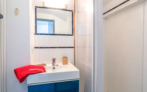 Casa Itzuli: Mirror, Building, Tap, Bathroom, Plumbing Fixture, Flooring, Floor, Sink, Material Property