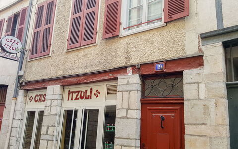 Casa Itzuli: Window, Property, Building, Door, Neighbourhood, Brick, Facade, Real Estate, Brickwork