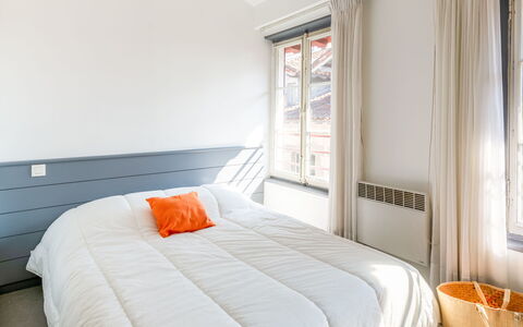 Casa Itzuli: Furniture, Window, Comfort, Building, Bed Frame, Azure, Wood, Textile, Orange, Cabinetry