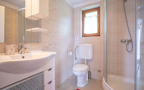 Lady Lavender: Brown, Mirror, Tap, Plumbing Fixture, Property, Photograph, Sink, Building, Bathroom Sink, Bathroom