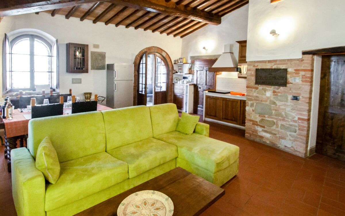 Accommodation:&nbsp;Casale Rosennano 800.2