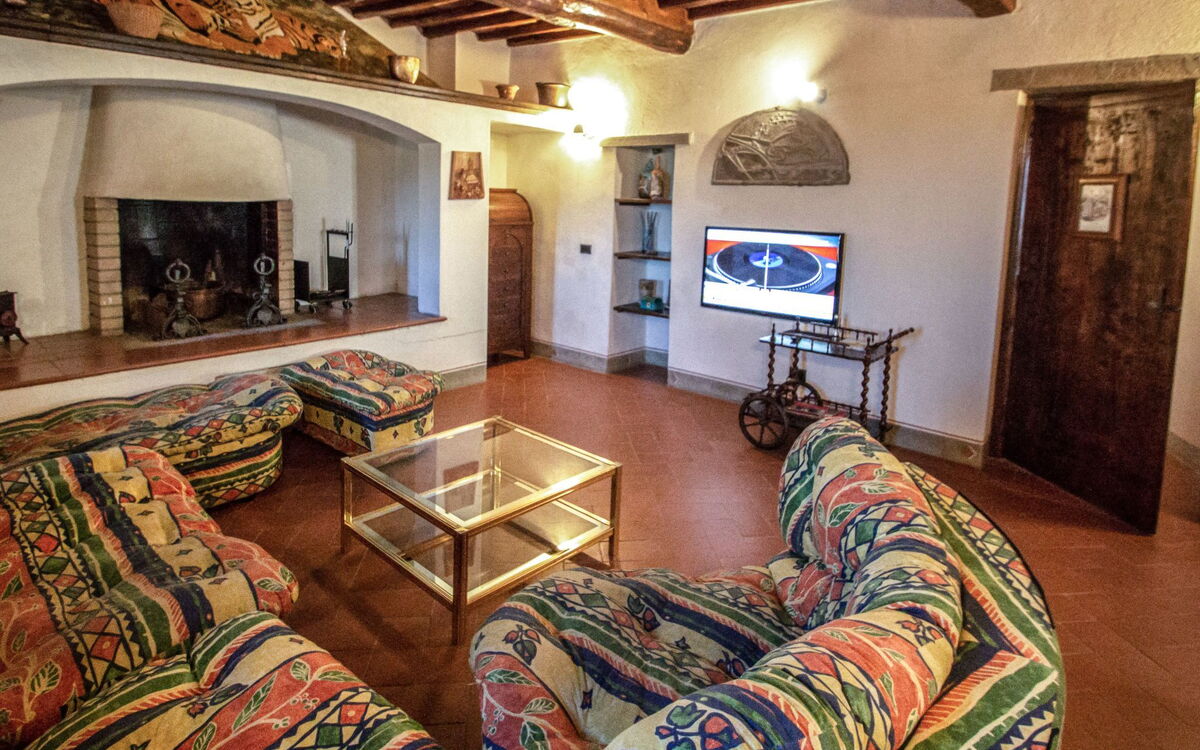 Accommodation:&nbsp;Casale Rosennano 800.1