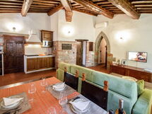 Accommodation:&nbsp;Casale Rosennano 800.2