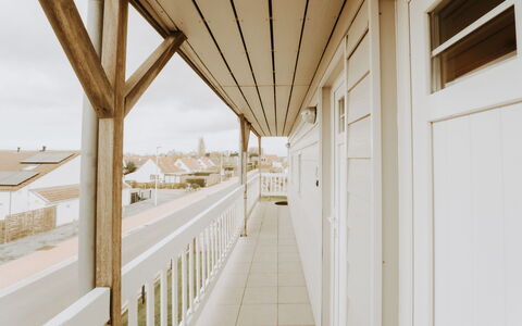 Bredene 310: Window, Wood, Building, Shade, Flooring, Hardwood, Facade, Beam, Ceiling, Hall