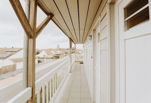 Bredene 310: Window, Wood, Building, Shade, Flooring, Hardwood, Facade, Beam, Ceiling, Hall