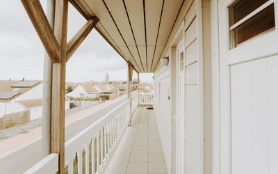 Bredene 310: Window, Wood, Building, Shade, Flooring, Hardwood, Facade, Beam, Ceiling, Hall
