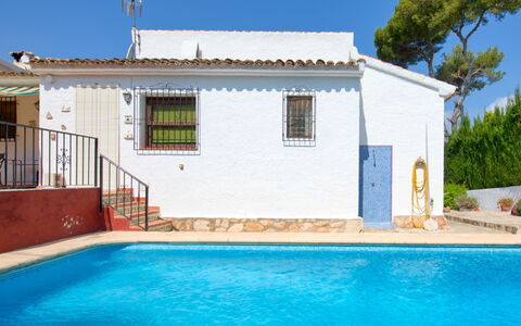 Florencia: Property, House, Building, Swimming Pool, Real Estate, Home, Villa, Residential Area, Vacation, Architecture