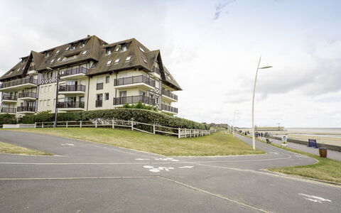 Cabourg 310: Cloud, Sky, Building, Plant, Street Light, Window, Lighting, Asphalt, Land Lot, House