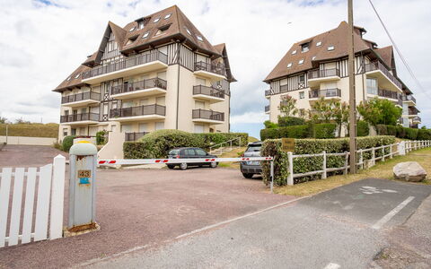 Cabourg 310: Sky, Cloud, Building, Property, Window, Plant, House, Architecture, Car, Urban Design