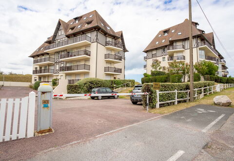 Cabourg 310: Sky, Cloud, Building, Property, Window, Plant, House, Architecture, Car, Urban Design