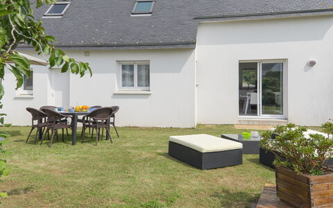 Maison de Kerfilly: Property, House, Yard, Backyard, Home, Cottage, Real Estate, Building, Grass, Courtyard