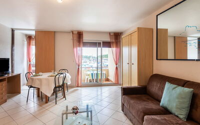 Le Grand Foc 105.2: Table, Furniture, Couch, Wood, Building, Interior Design, Chair, Flooring, Living Room, Floor
