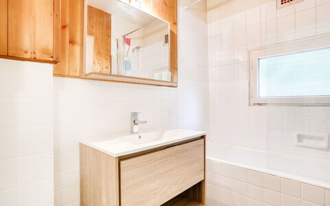 Le Sarto: Property, Bathroom, Room, Interior Design, Tile, Furniture, Architecture, Building, House, Wall