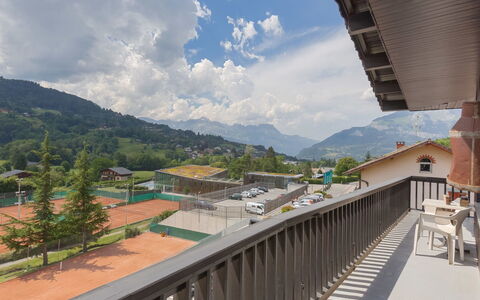 Le Sarto: Sky, Property, Architecture, Town, Building, Mountain, Real Estate, Balcony, House, Cloud