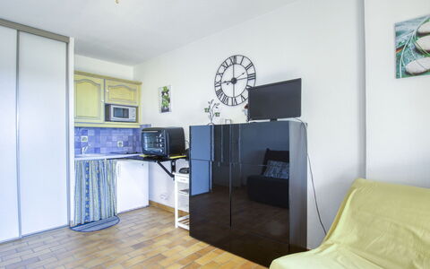 Vanille: Furniture, Property, Picture Frame, Ceiling Fan, Interior Design, Wood, Door, Building, Floor, Comfort