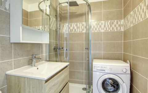 Vanille: Laundry Room, Plumbing Fixture, Mirror, Property, Clothes Dryer, Washing Machine, Tap, Bathroom, Laundry