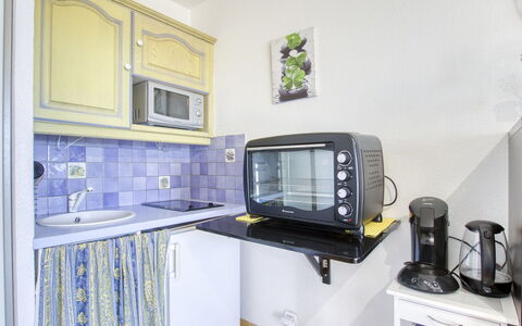 Vanille: Cabinetry, Countertop, Building, Interior Design, Sink, Kitchen, Floor, Home Appliance, Flooring, Kitchen Appliance