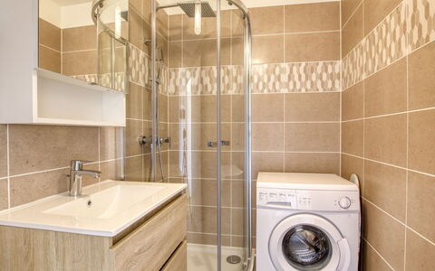 Vanille: Laundry Room, Washing Machine, Clothes Dryer, Property, Tap, Plumbing Fixture, Mirror, Sink, Bathroom Sink