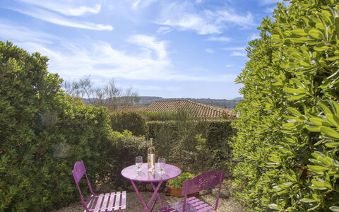 Vanille: Cloud, Plant, Sky, Furniture, Plant Community, Table, Ecoregion, Chair, Tableware, Natural Landscape