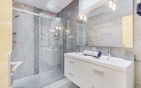La Colle du Turc: Bathroom, Property, Room, Interior Design, Tile, Real Estate, Building, Architecture, Ceiling, Furniture