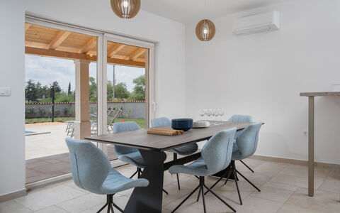 Flori: Property, Room, Furniture, Real Estate, Interior Design, Building, Table, Dining Room, House, Floor