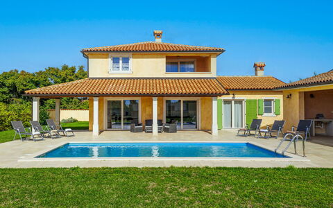 Flori: Sky, Building, Plant, Property, Window, House, Tree, Door, Land Lot, Swimming Pool